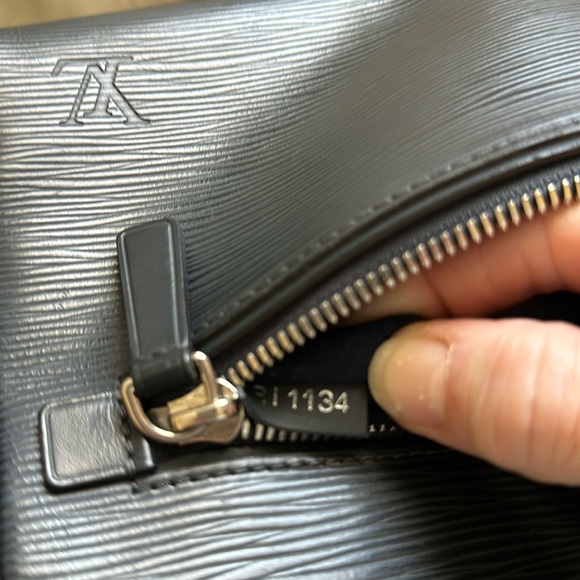 LOUIS VUITTON 💙 Epi leather OSRAY Navy/Silver wristlet blue suede int Authentic - Picture 14 of 16